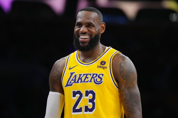 詹姆斯以5.83亿美元领跑NBA生涯总薪水榜，知名美媒公布前25排名