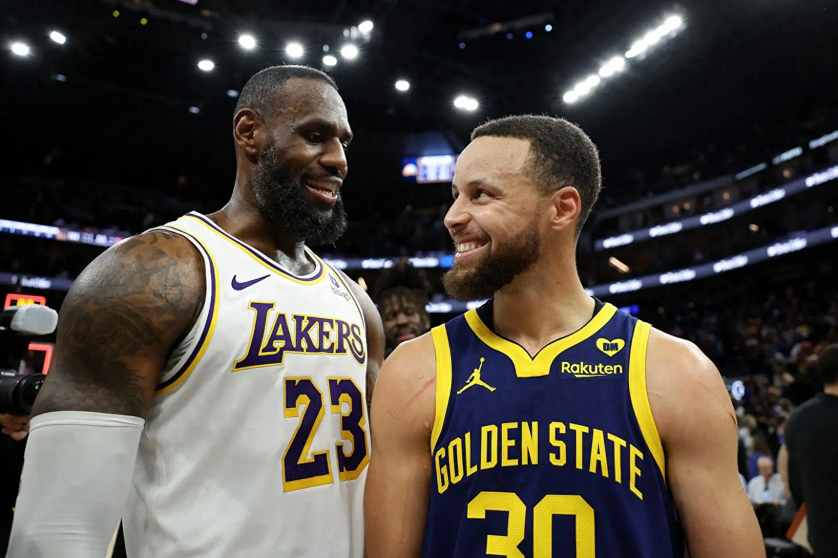 NBA 巨星伦纳德羊城奇遇：沉浸式学咏春品功夫韵味，趣味斗机器人展活力一面