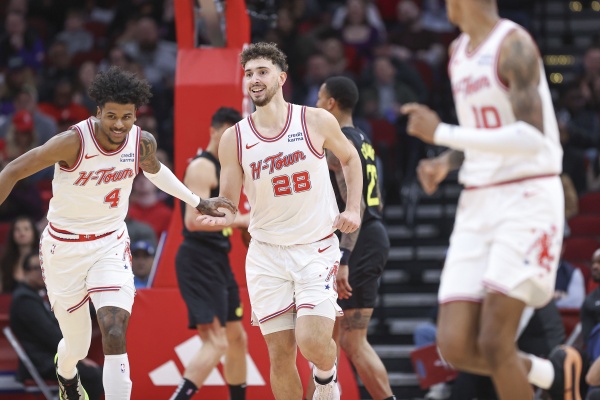 休城狂飙！火箭八连胜剑指西决，残阵76人难挡杜兰特里程碑之夜