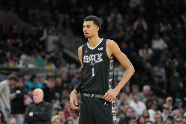 三连盖帽王！文班亚马三年封神，跻身NBA历史传奇内线行列